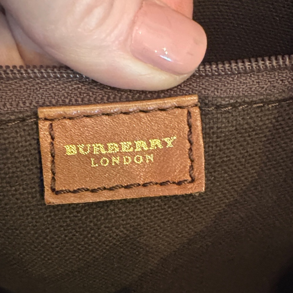 Burberry 💯 Leather Tote Bag - Picture 3 of 16